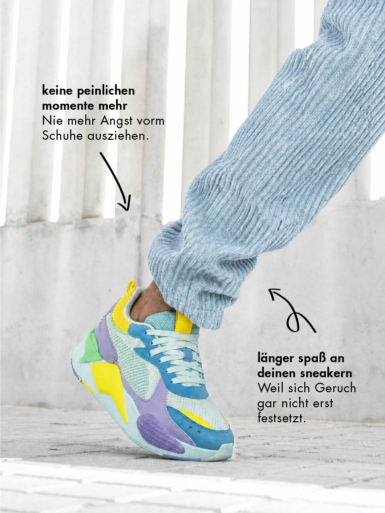 Spice Boys Zimtsohlen gegen Schuhgeruch im Alltag in einem buntem Sneaker