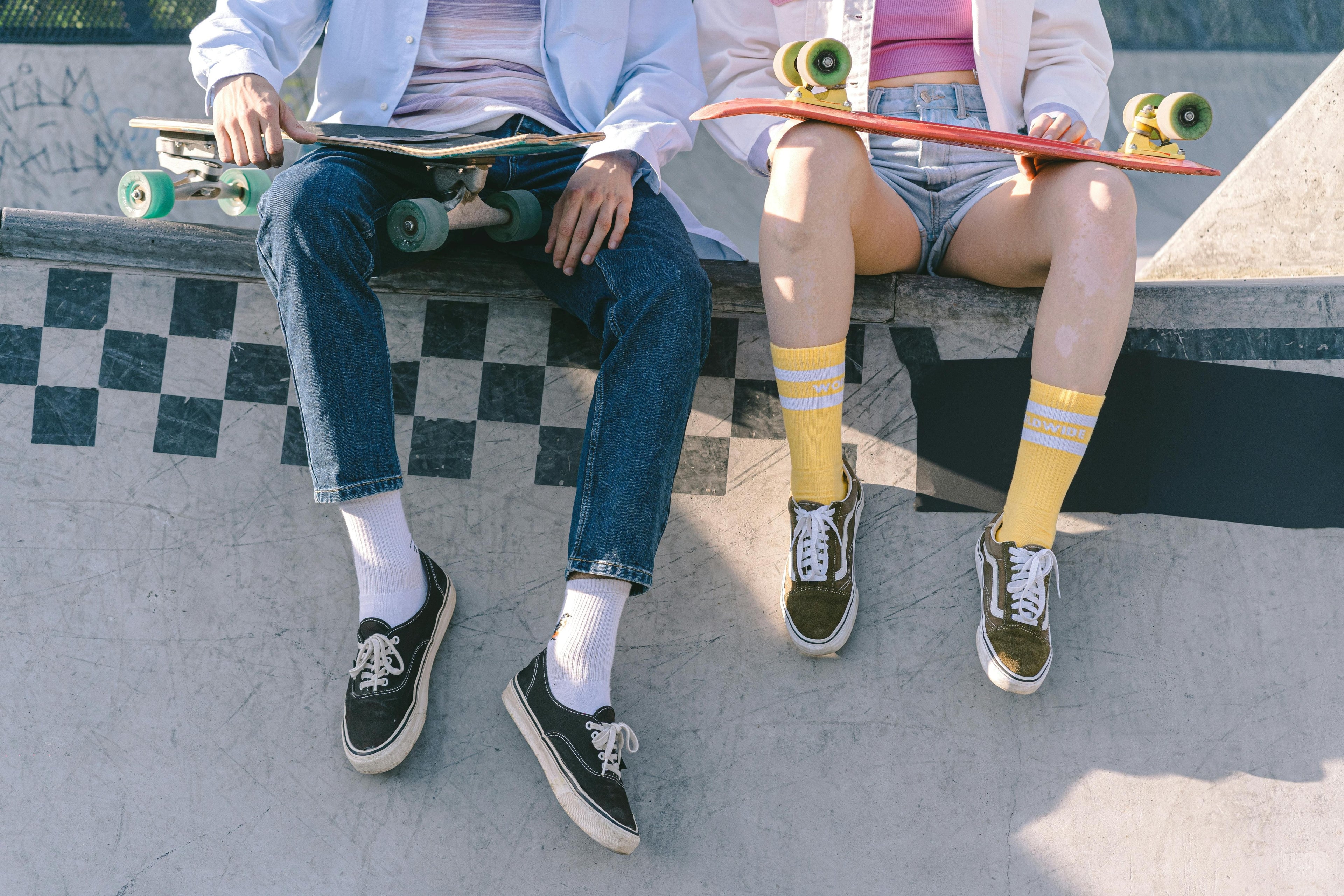 Junge Leute mit Skateboards sitzen entspannt zusammen